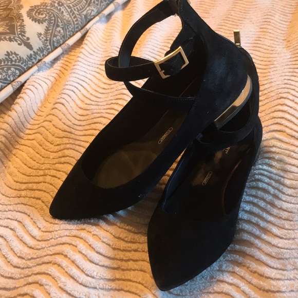 Lightly worn rockport flats. Very comfortable. - Picture 2 of 3